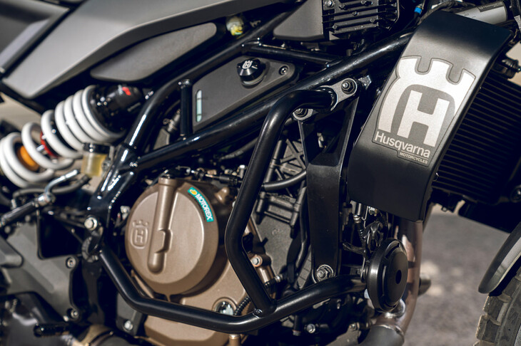 新開発のエンジンは、従来モデルのものより排気量を拡大しつつ（373cc→398.6cc）軽量化も実現。設計の見直しにより、前後重量配分の最適化にも寄与している。