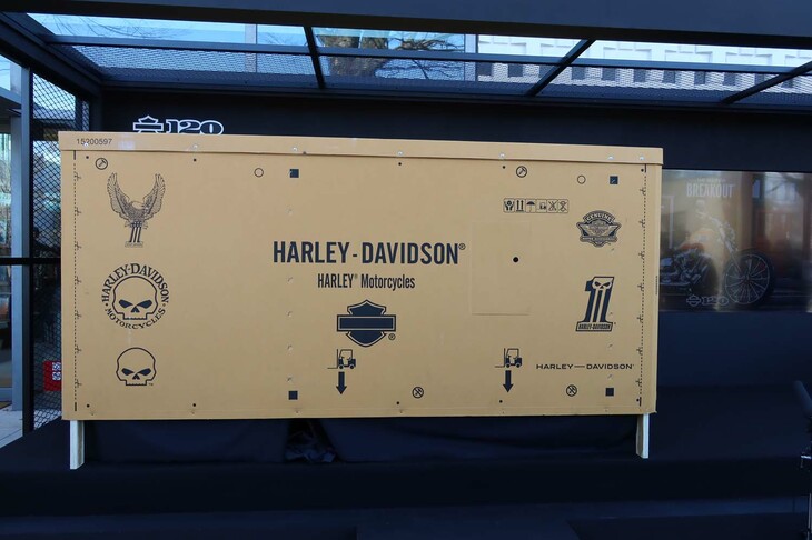 いよいよ「ハーレーダビッドソン・ブレイクアウト」2023年モデルのお披露目。“開封ムード”を高めるべく、輸送・納車時に使われるボックスを模したボードも用意された。
