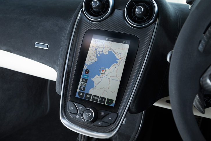 タップやスワイプといった操作方法にも対応した、縦型のタッチスクリーンが特徴的な「マクラーレンIRISインフォテインメント・システム」。空調の操作もこの画面で行う。