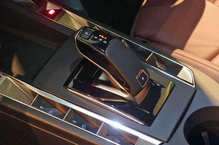 DS 3クロスバック（シフトレバー周辺部）