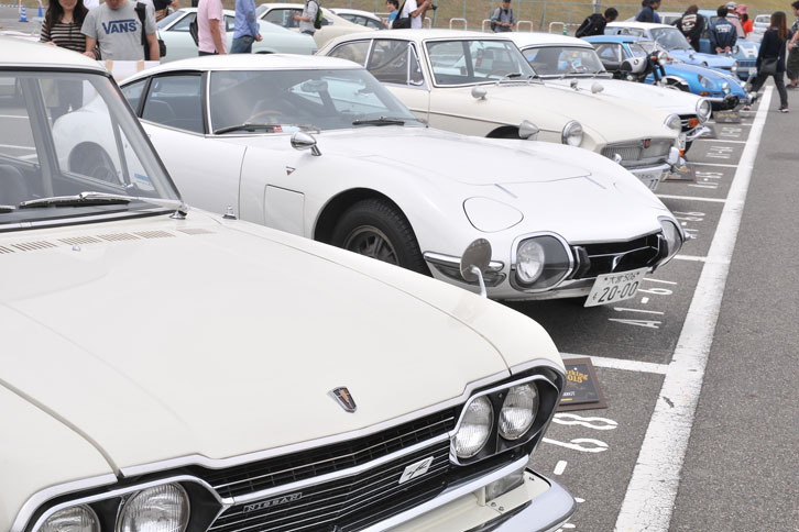 「TIME TRAVEL PARKING」の様子。パドック内の専用スペースには古き良き時代の名車が集う。