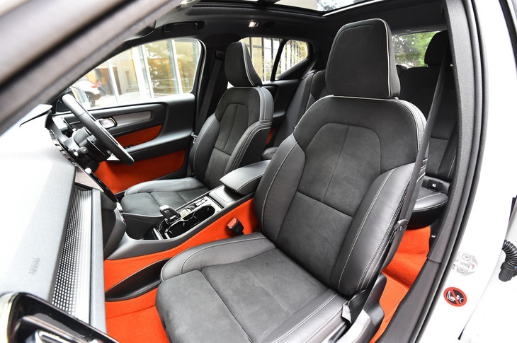 「T5 AWD R-DESIGN」および「同ファーストエディション」のシート表皮は、専用ヌバックとナッパレザーで仕立てられている。
	 