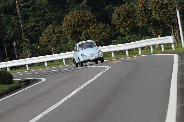 構内のコースを行く「スバル360」。