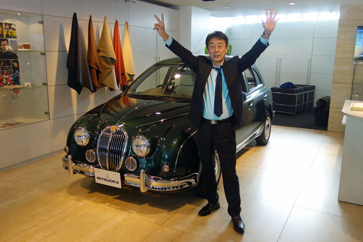 光岡自動車の光岡章夫代表取締役社長。手の指で“25”を表現している。