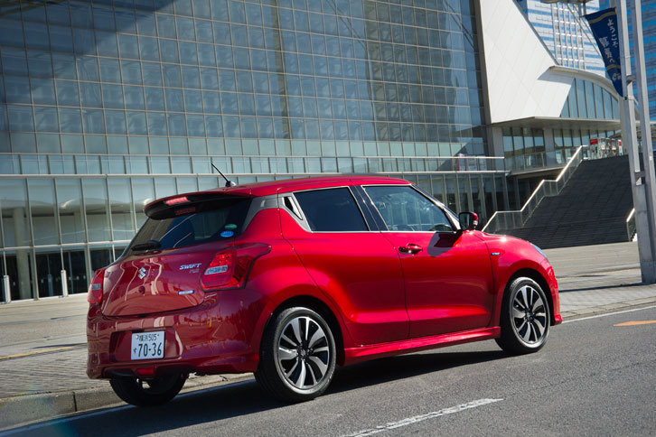 新型「スイフト」のボディーカラーは全8色。「RS」系のグレードには、新色の「バーニングレッドパールメタリック」「スピーディーブルー」を含む全5色が用意される。