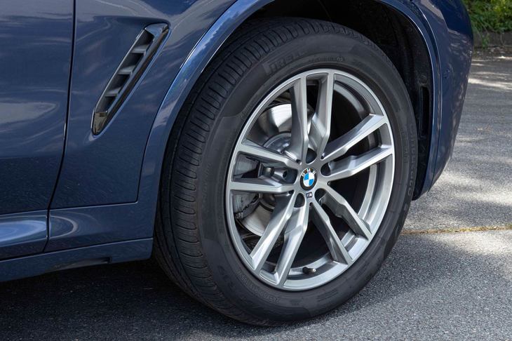 試乗車には245/50R19サイズの「ピレリ・チントゥラートP7」ランフラットタイヤが装着されていた。ホイールは「Mライトアロイホイール・ダブルスポークスタイリング698M」と呼ばれる標準装備のアイテム。