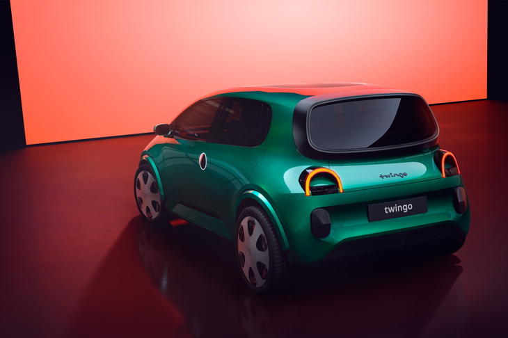 リアコンビランプのデザインにも円形のモチーフが用いられる。ハッチゲートの中央にユニークな書体で描かれた「twingo」のエンブレムが備わる。