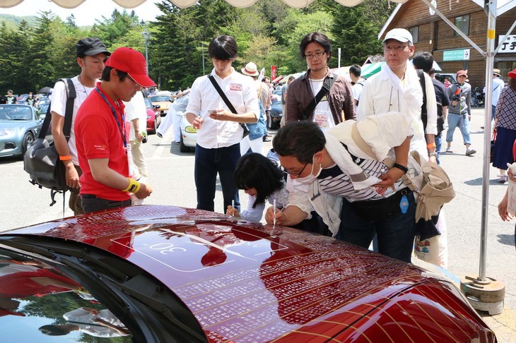 会場には、30周年を記念したサイン用の「ロードスター」を用意。ソウルレッドのボディーに、ファンそれぞれが30周年の思いを込めて、サインを行った。一時は長蛇の列ができるほど盛況ぶりであった。