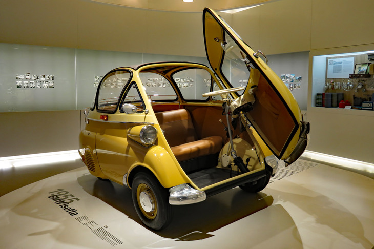 BMWがイタリアのイソからライセンス生産権と生産設備を入手し、1955年に生産を開始した「BMWイセッタ」。英国では税制面で優遇される三輪モデルが販売された。