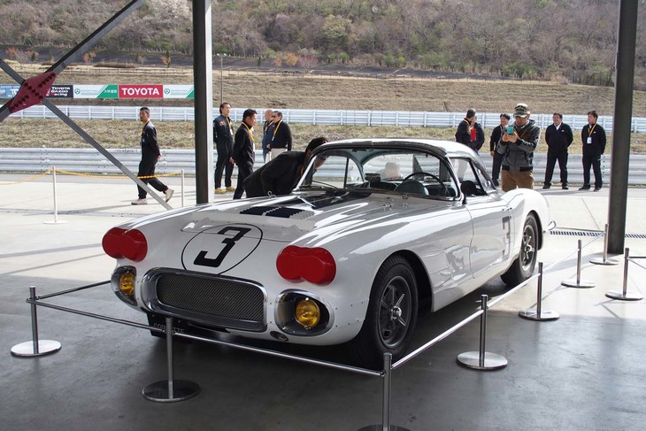 ショートサーキットのピットには、1960年式の「コルベット ルマン仕様」（C1）が展示された。