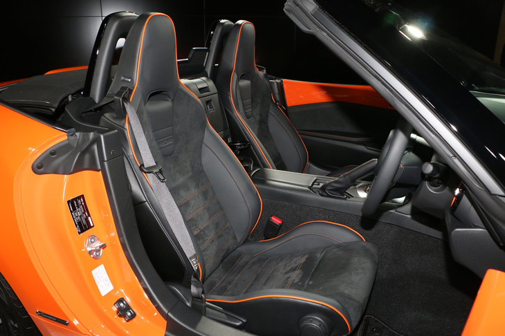 「ロードスター30周年記念車」のシート。右ハンドル仕様の公開は、これが世界初となる。