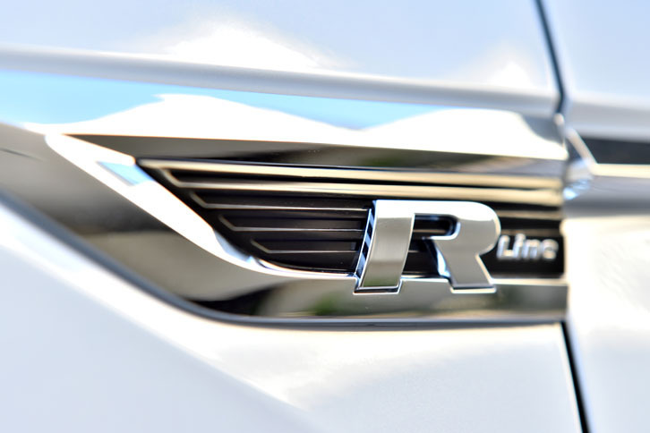 フロントフェンダーに貼られる「Rライン」専用のオーナメント。