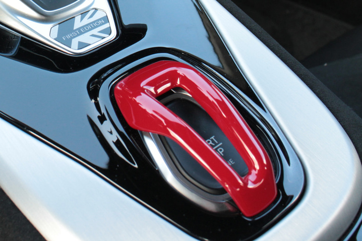 シフトパネルに配置されたエンジンのスタート／ストップスイッチには、赤いカバーが備わる。その後方には、カップホルダーを2つ配置。