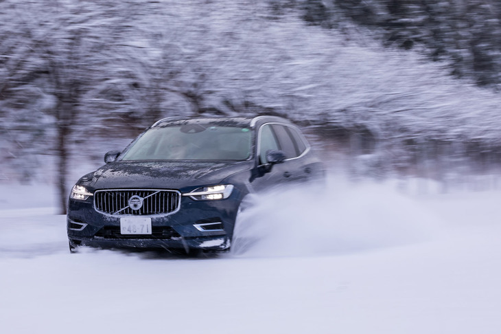 「XC60リチャージプラグインハイブリッドT8 AWDインスクリプション」には、ドライビングモード選択式「FOUR-C」アクティブパフォーマンスシャシーとエアサスペンションが標準装備される。