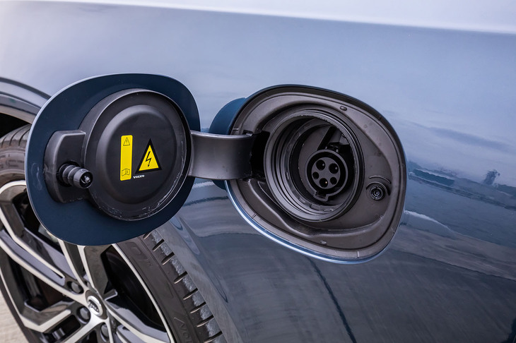 普通充電用ポートは左フロントフェンダーに設置される。「T8」のバッテリー容量は従来型の11.6kWhから同18.8kWhへと約6割アップ。200V 16Aの普通充電で、空の状態から4.5～5時間で満充電に至る。