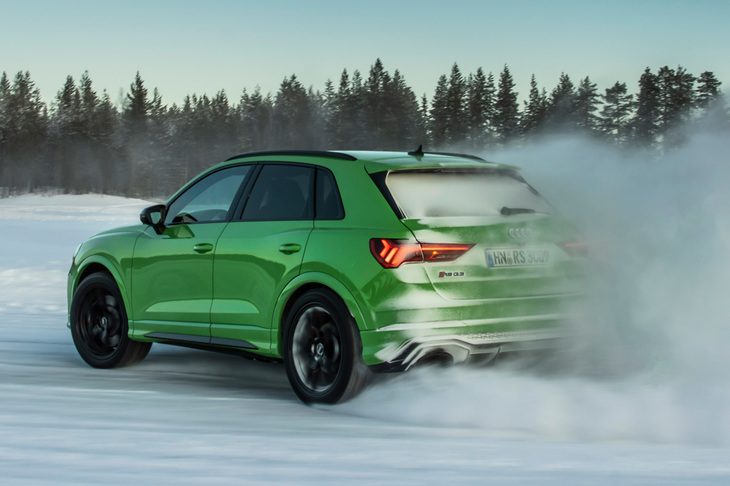 「RS Q3」の試乗は、凍結した湖上に設けられた特設コースで行われた。このプログラムは「アウディ ドライビングエクスペリエンス」のひとつに設定されており、一般の人も参加できる。