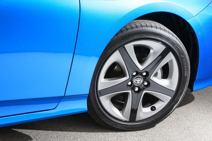 “ツーリングセレクション”専用の17インチアルミホイールは、スポーク間の樹脂部分にチタン調塗装を施した新デザインに。テスト車に装着されていたタイヤは「ヨコハマ・ブルーアースGT」で、低燃費性能と高い走行性能を両立したとアピールされている。