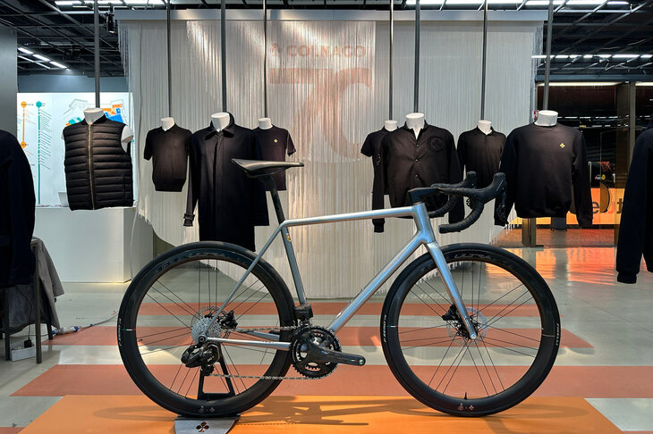 コルナゴのブース。創業70周年記念限定車「スティールノーヴォ」が中央に据えられていた。