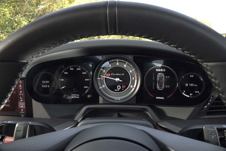 センターに機械式タコメーターを配したメーターパネル。その左右両側は液晶画面になっており、表示する情報を切り替えられる。