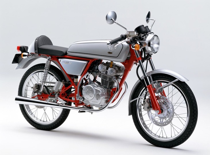 ホンダの「ドリーム50」は1960年代の市販レーサー「CR110カブレーシング」をイメージしたネオクラシック（1997年2月発売）。高精度な49cc単気筒DOHCエンジンをはじめ、つくりのよさにも定評があった。