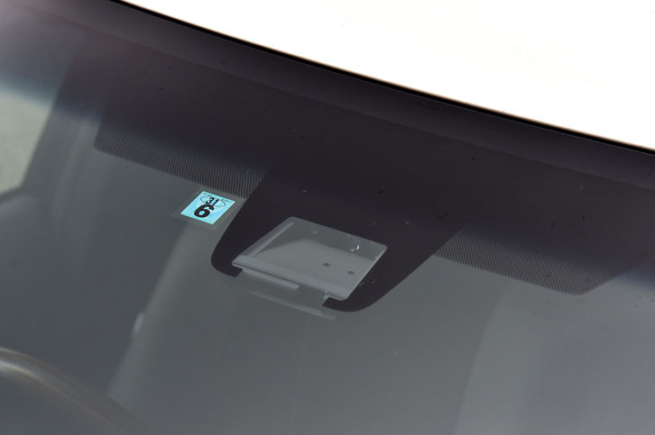 「エスティマ」は全車に、単眼カメラとレーザーレーダーを使った予防安全装備「Toyota Safety Sense C」が搭載される。写真はそのセンサー部。