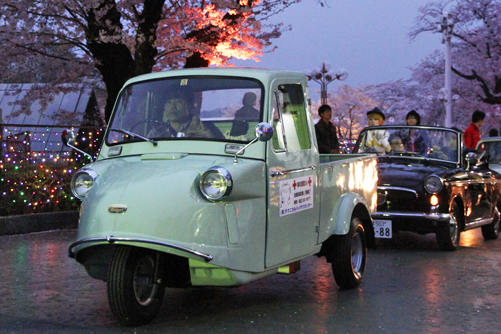 「ダイハツ・ミゼット」。後ろは「フィアット500」をベースとする「アウトビアンキ・ビアンキーナ カブリオレ」。