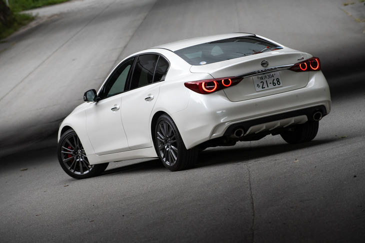 2019年7月のマイナーチェンジで「日産スカイライン」に追加された新グレード「400R」。専用チューニングの3リッターV6ターボエンジンを搭載した。パワフルな高性能モデルだ。