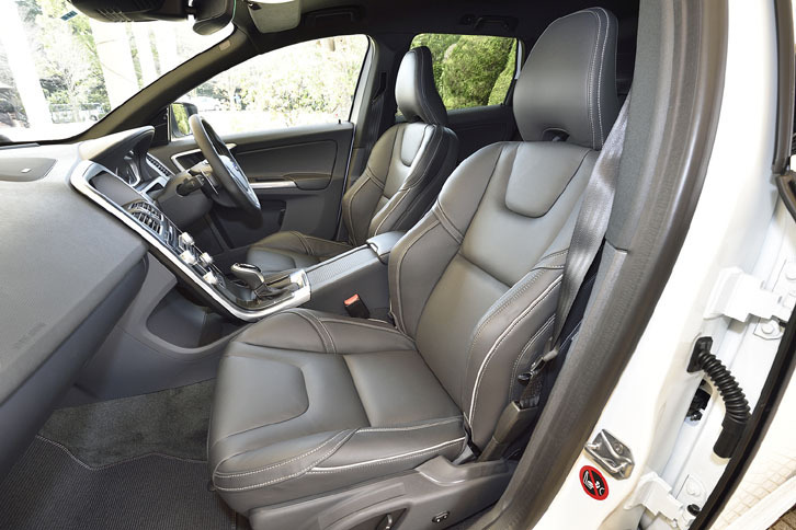 「R-DESIGN」専用の本革／パーフォレーテッドレザー・コンビネーションシートが装着される。