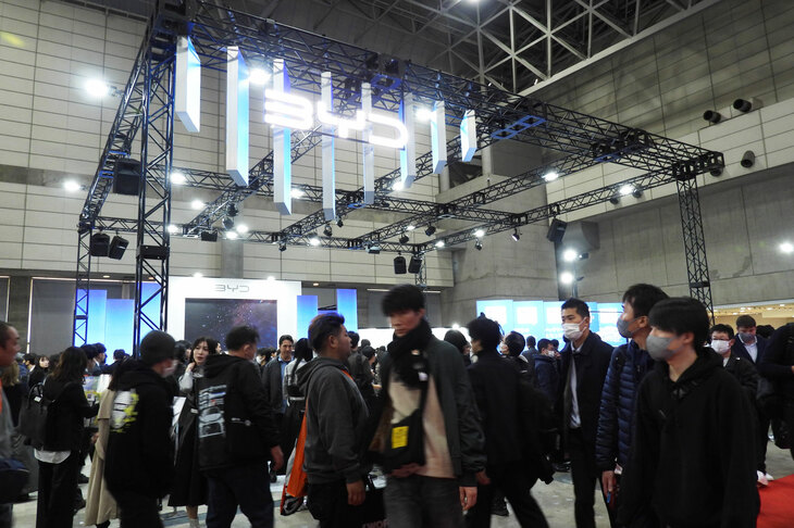 「東京オートサロン2025」より、BYDのブースの様子。