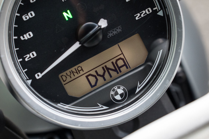 ライディングモードには、オンロード用の「レイン」「ロード」「ダイナ」と、オフロード向けの「ダート」を用意。切り替えスイッチは、ハンドル左のスイッチボックスに備わる。