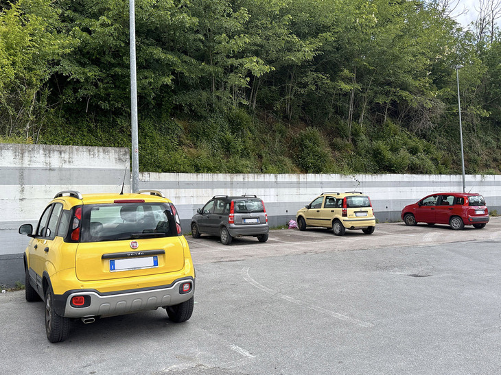 「フィアット・パンダ」の2代目と3代目が2台ずつ。2023年春、シエナのディスカウントスーパーの駐車場にて。