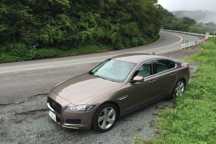 箱根のワインディングロードにて。ドイツのライバルメーカー風にいうと「XF 25tプレステージ」には軽やかに駆けぬける歓びがある！