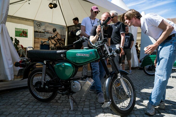 ドイツ・ベルリン発のブランド、SECOND RIDE（セコンドライド）は、旧東ドイツのモペッドブランドであるSIMSON（シムソン）用の電動スワップキットを展開している。SIMSONが使用していた空冷2ストローク単気筒エンジンのマウントを利用した動力ユニット（モーターとインバーターがセットになっている）と、シートを改造したバッテリーユニットが、そのキット内容だ。キャブレターのピストンをインバーターのセンサーと連動させるため、いままでどおりのアクセル操作で加減速が可能。2次駆動にもベースのエンジン車と同じチェーンを使用する。動力ユニットとバッテリーユニットの交換に要する時間は3時間ほど。動力ユニットのマウントをアレンジすれば、さまざまなバイクに搭載できるという。