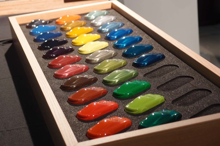 同じく、「アトリエ アルピーヌ」のボディーカラーの色見本。全29色のヘリテージカラーがラインナップされる。