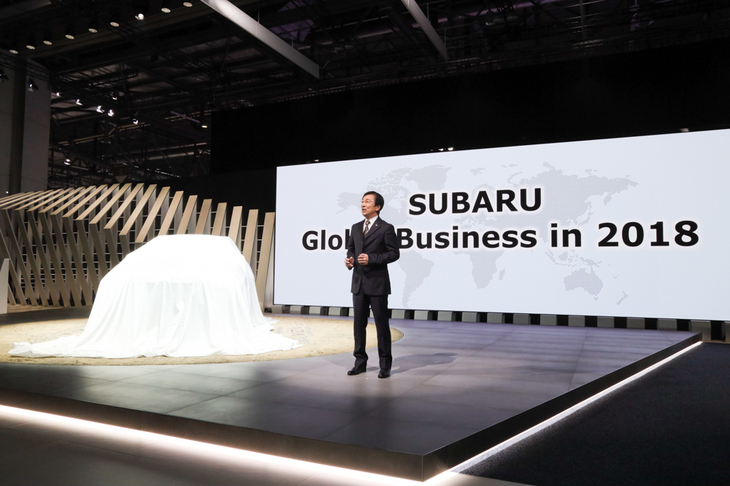 プレスカンファレンスにて、新しいコンセプトカーの特徴と、これからのスバルのデザインについて語るスバルの石井 守デザイン部長。