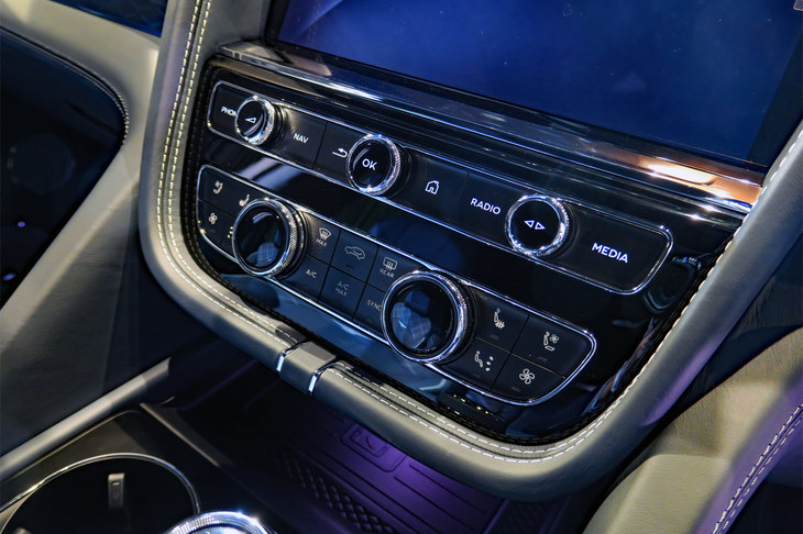 ベントレー・ベンテイガ ハイブリッド（センタークラスター）