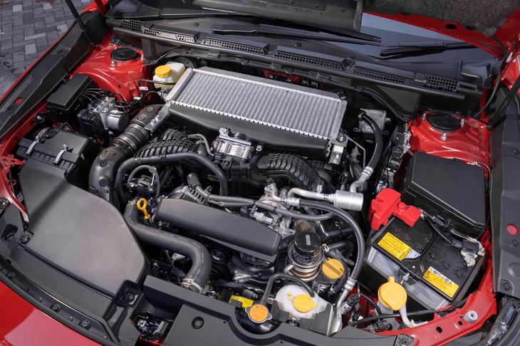 「レヴォーグ」の2.4リッターエンジンは、1.8リッターエンジン比で98PS増しとなる最高出力275PSを発生。WLTCモードの燃費は2.6～2.7ポイントダウンの11.0km/リッターとなる。