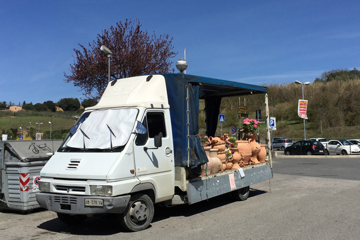 スーパーマーケットの駐車場には行商のトラックも。これはテラコッタつぼ売り。