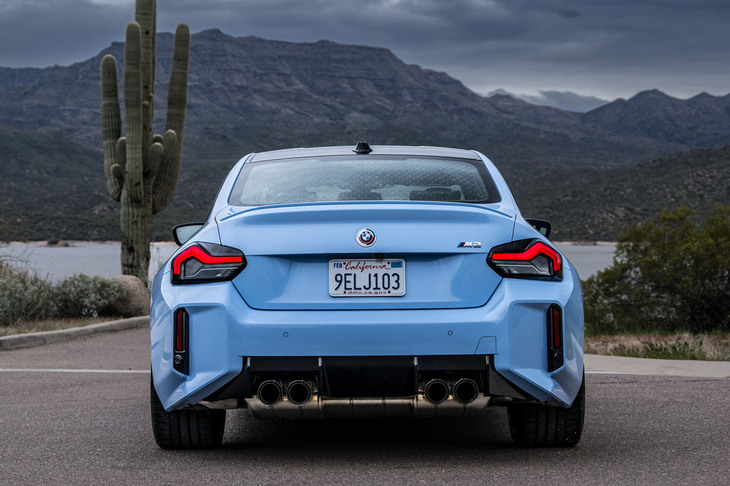 燃費は日本のWLTCモードで9.9km/リッター。燃料タンクの容量は52リッター確保されている。