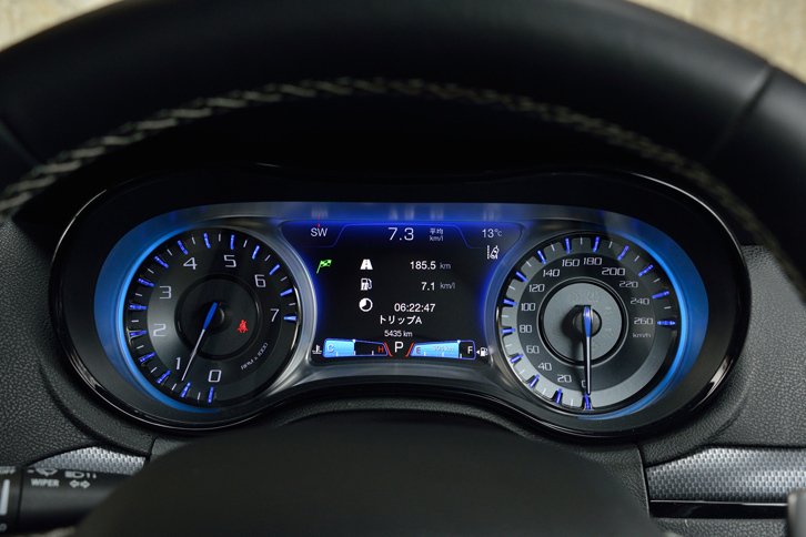 メーターパネル「フルカラー7インチマルチビューディスプレイ」。中央部には、車両情報のほか、カーナビの誘導イメージも表示できる。