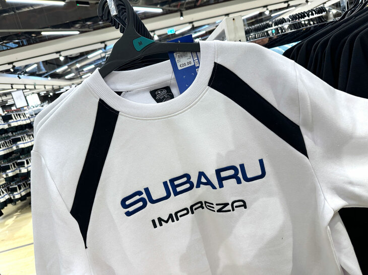 2026年夏、プライマークで見つけた「スバル・インプレッサ」のスウェット。