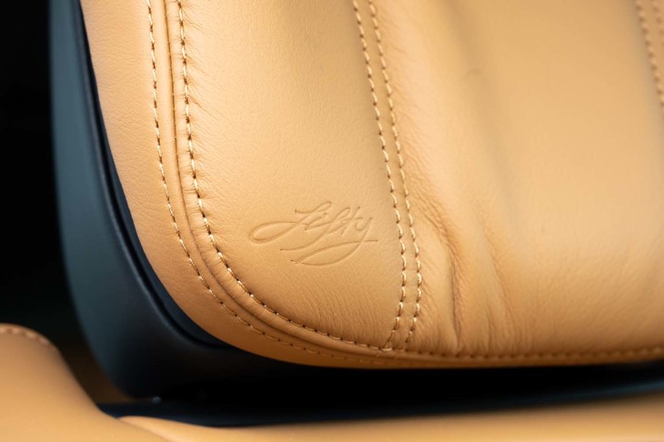 ヘッドレストの端にも「fifty」ロゴがエンボス加工されている。