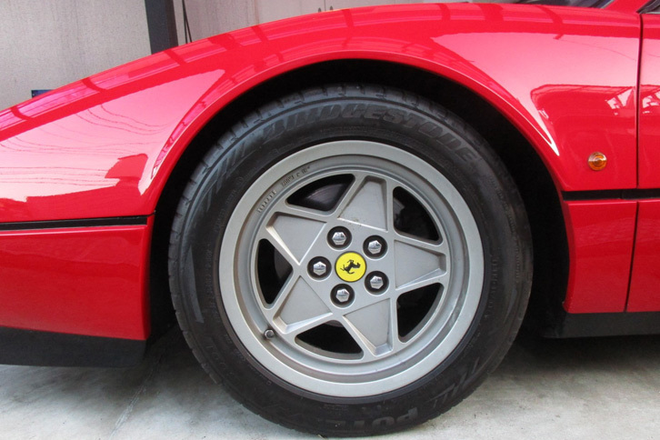 “赤い玉号”はフロントにブリヂストンの「ポテンザS001」タイヤを装着している。