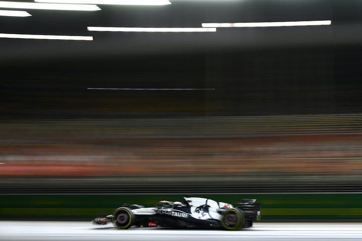 シーズン最大級の大型アップデートを施してきたアルファタウリを駆り、リアム・ローソン（写真）が3戦目にして9位入賞を果たした。予選では、フェルスタッペンをトップ10から追い出すタイムでQ3に進出し10番グリッド。レースではスタートでポジションを落とすも、その後ポイント圏内に復活、9位2点を獲得する活躍を見せた。チームメイトの角田裕毅は、予選Q1でトップタイムをマークするも、Q2になるとフェルスタッペンに邪魔されるかっこうでタイム計測を断念、次のアタックでは自らのミスでノータイムで15位。気を取り直して臨んだレースでは、オープニングラップでペレスに押し出されるかっこうでパンクを食らい、2戦連続0周リタイアという悔しい結果となってしまった。（Photo=Getty Images / Red Bull Content Pool）