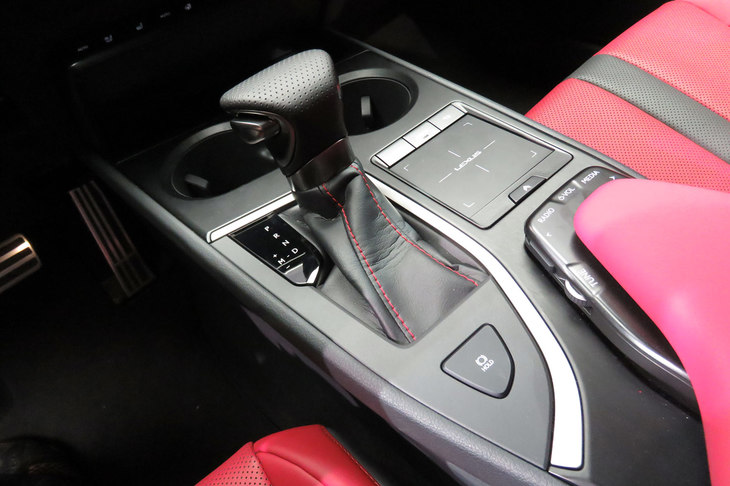 レクサスUX（シフトレバー周辺部）