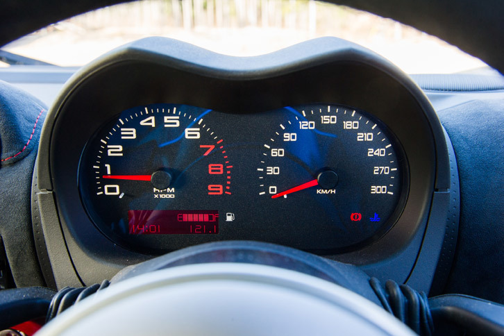 メーターまわりでは、文字盤のデザインを変更。数字を大きくしたり、“レッドゾーン”を赤で塗り分けたりすることで、視認性を改善している。