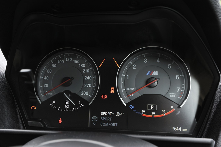 スピードメーター（左）には300km/hまで刻まれている。対するタコメーター（右）のレッドゾーンは7000rpmから。