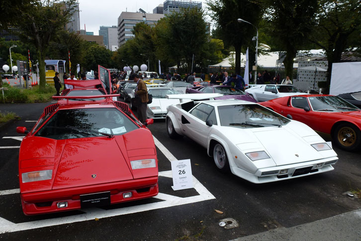 「カウンタック25thアニバーサリー」（左）と「カウンタック5000クアトロバルボーレ」（右）。