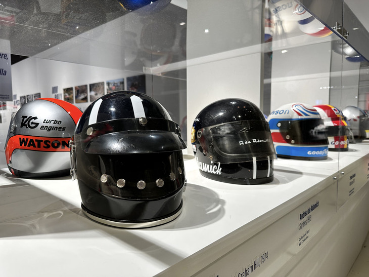 ヘルメットの展示。左手前は1974年にエンバシー・レーシングのグラハム・ヒルが着用したもの。