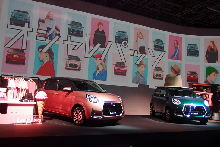 マイナーチェンジモデルのテーマは「オシャレパッソ」。これをきっかけに、ファッションブランド「HONEY MI HONEY（ハニーミーハニー）」「CA4LA（カシラ）」とのコラボが実現した。